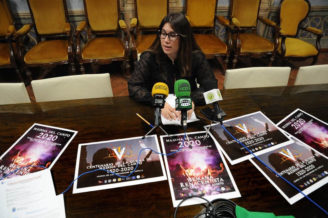 La edil de turismo, Nadia González, presenta la Agenda de Eventos y la presencia de Medina en INTUR