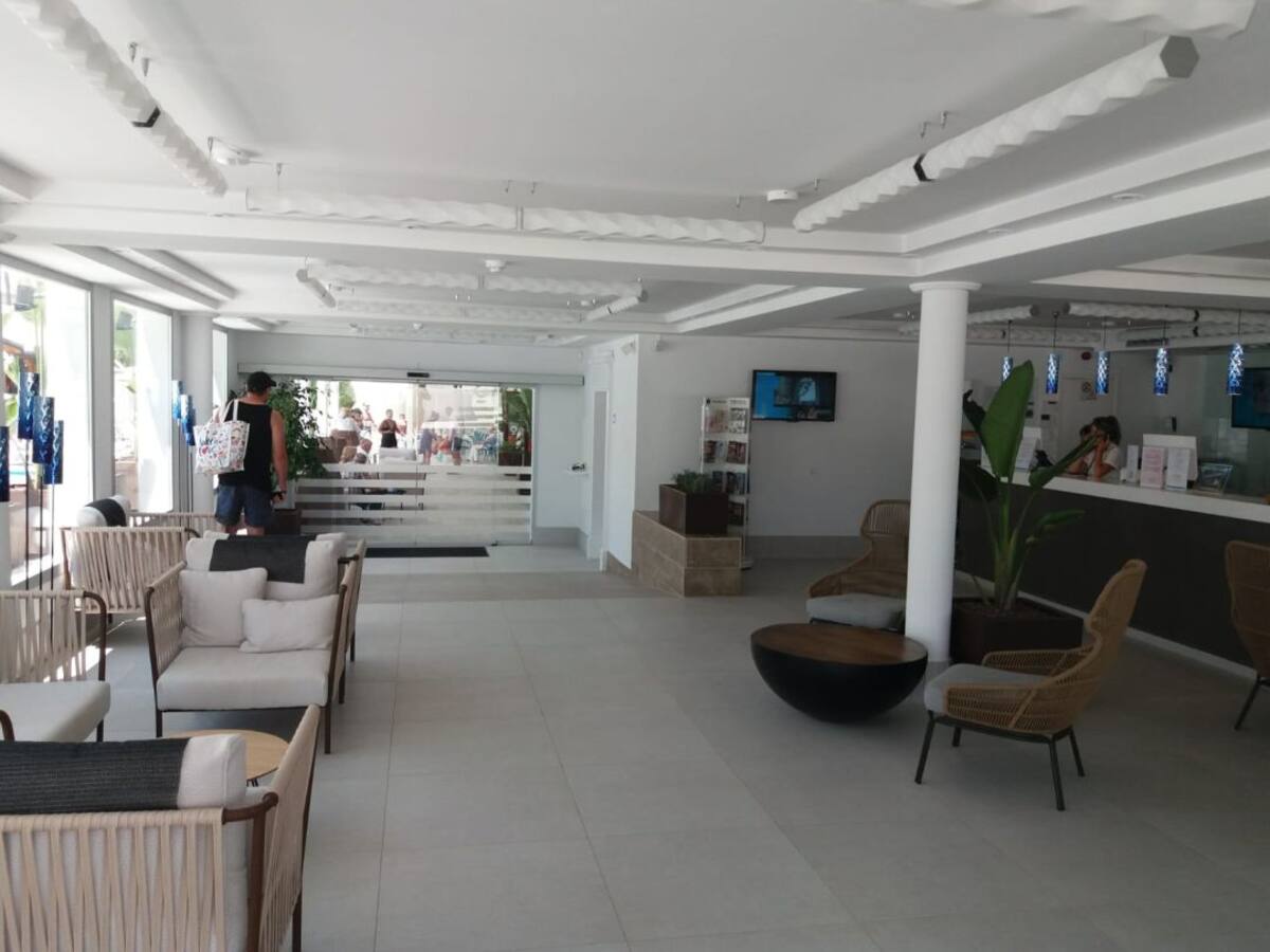 El presidente del Consell dice que los hoteleros "se han pasado un poco" con los precios