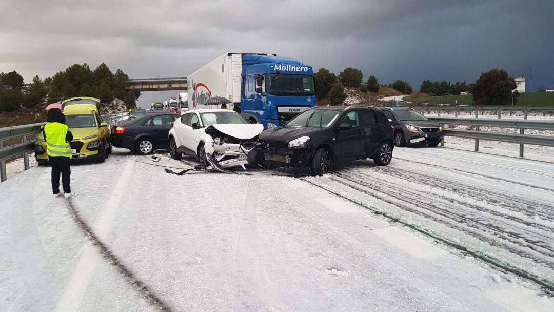 Varios turismos y algún camión se han visto implicados en el accidente múltiple provocado por el granizo