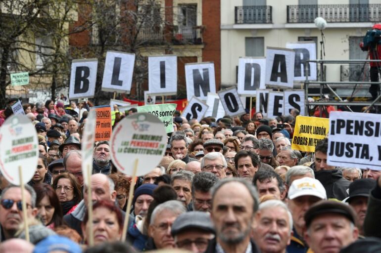 Asistentes a la manifestación por unas pensiones dignas, convocada por la Mesa Estatal por el Blindaje de las Pensiones (MERP), el pasado mes de enero en Madrid capital