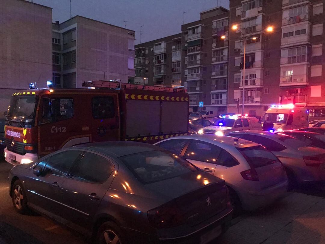 Los bomberos en el incendio de la Plaza del Brasil en Alcorcón