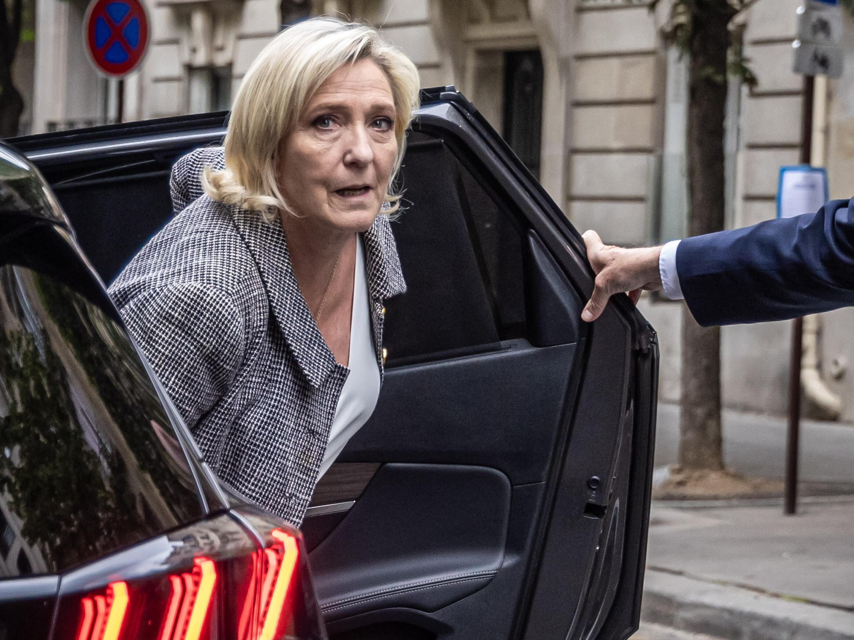 La líder de Agrupación Nacional Marine Le Pen a su llegada a la sede del partido de extrema derecha, un día después de su derrota en la segunda vuelta de las elecciones parlamentarias, en París, Francia, este lunes. EFE/ Christophe Petit Tesson