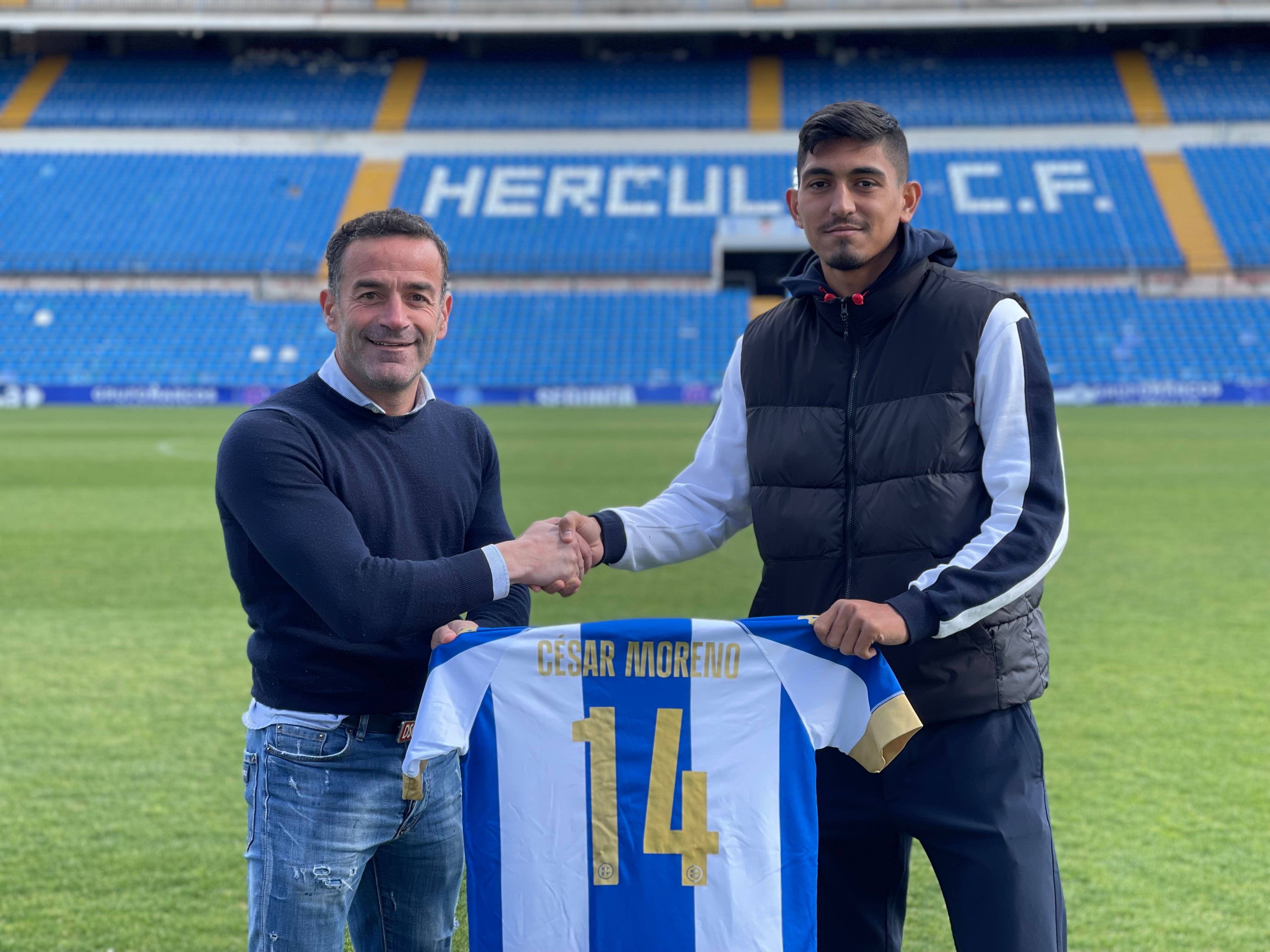 César Moreno, junto a Paco Peña, tras la firma de la ampliación de su contrato