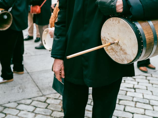 La zambomba, el almirez y la botella de anís son los instrumentos de los villancicos.