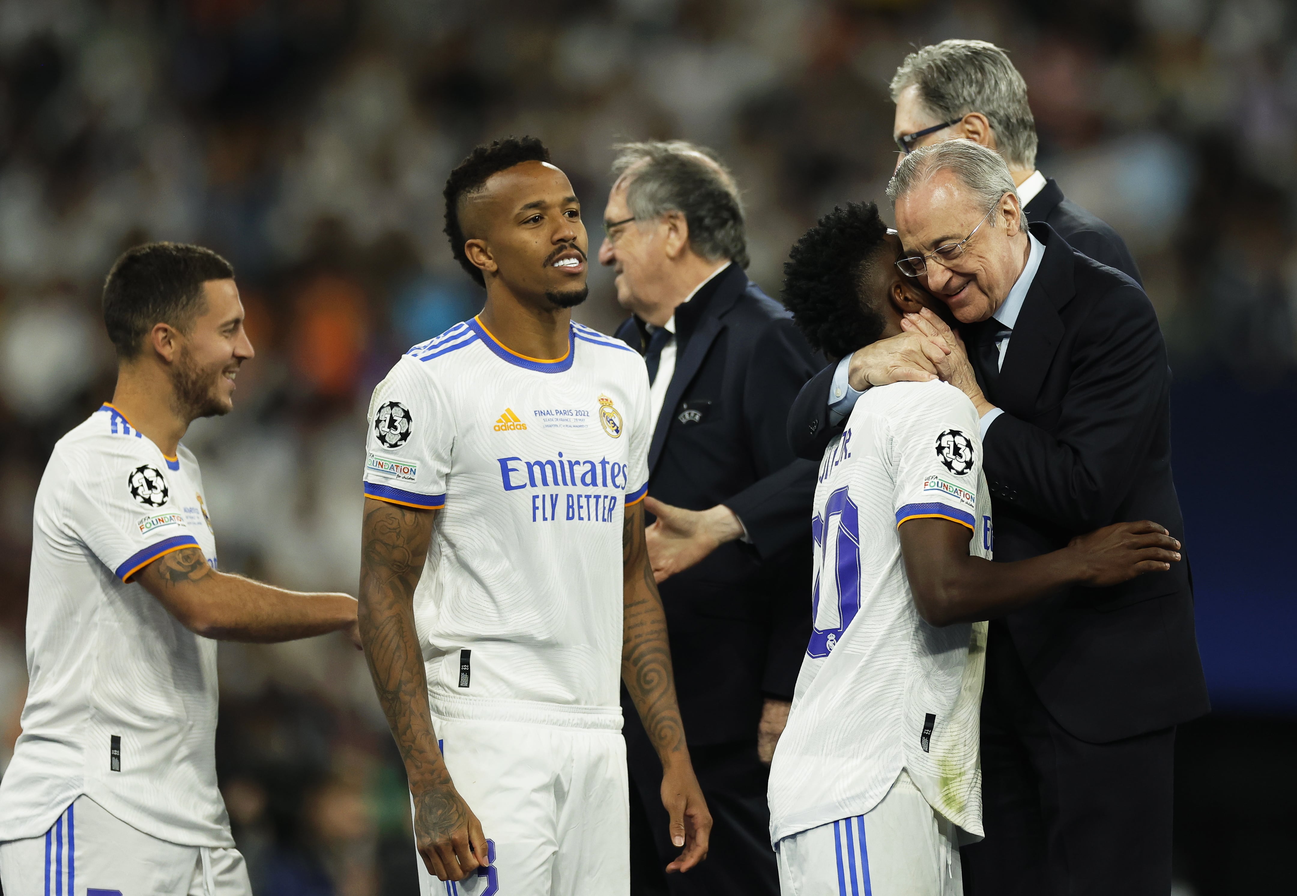 Florentino Pérez se abraza con Vinicius, autor del gol que ha dado al Real Madrid la Decimocuarta