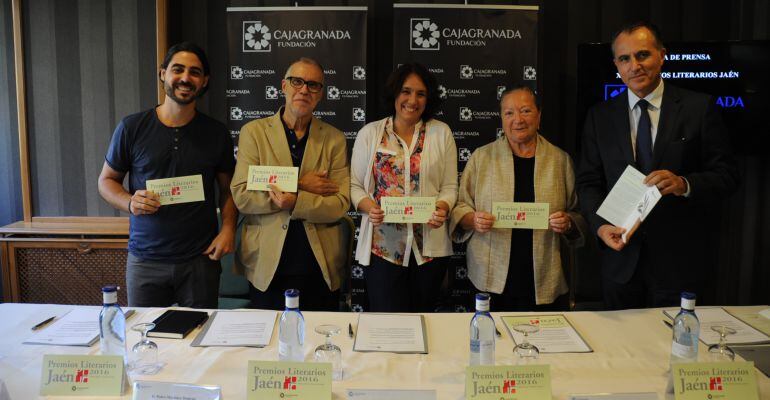 Los presidentes de los jurados de los Premios Literarios &#039;Jaén&#039; junto a responsables de la entidad.