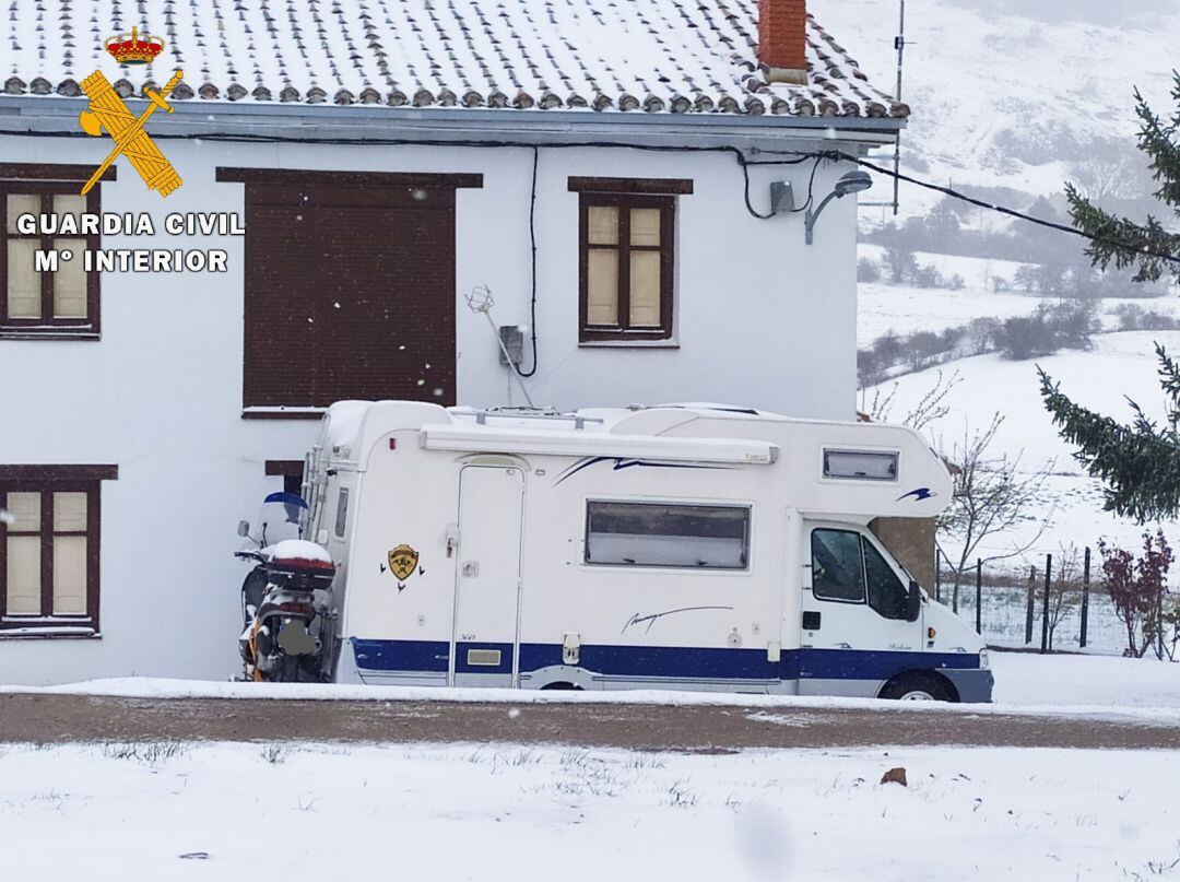 La Guardia Civil auxilia a un hombre en el interior de una caravana por inhalación de gas butano