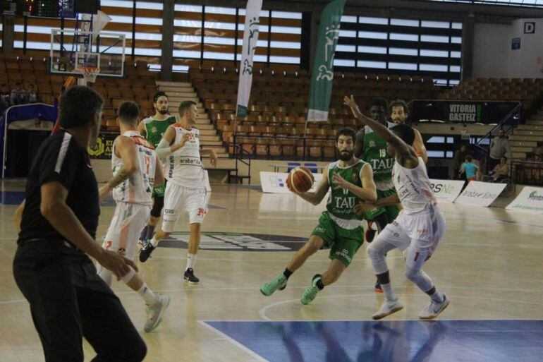 Partido entre el Saenz Horeca Araberri y el Tau Castelló correspondiente a la primera jornada de la liga Leb Oro