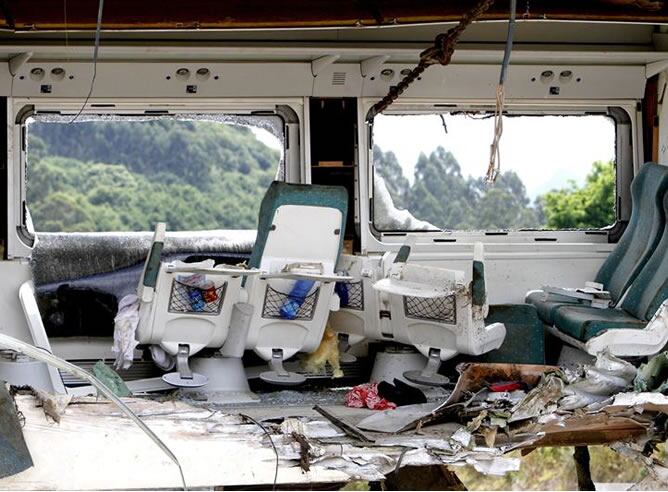 Interior de uno de los vagones del tren Alvia procedente de Madrid, que descarriló ayer a la altura de Santiago de Compostela causando hasta ahora 79 muertos y más de cien heridos,