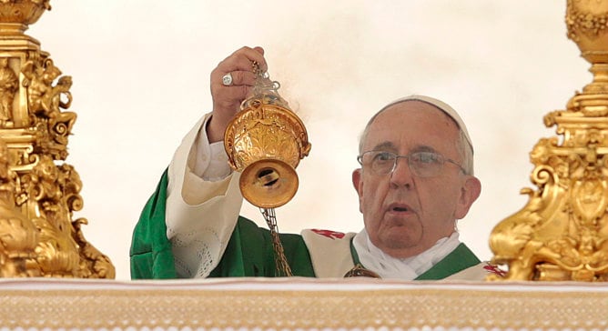 El papa Francisco durante la celebración de una misa en la Plaza de San Pedro en el Vaticano