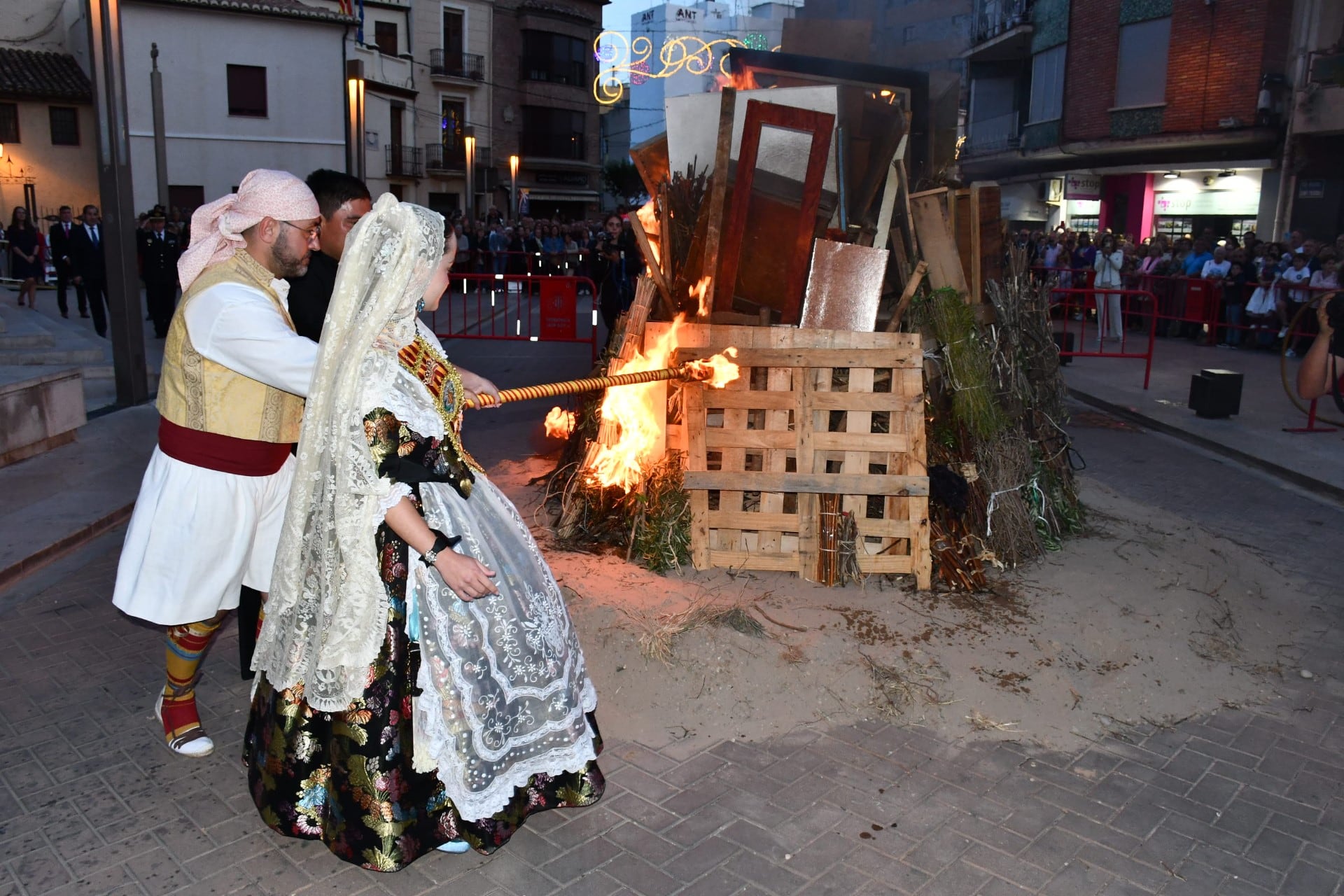 El alcalde, José Benlloch, y la reina, Gracia Gumbau, en el momento de encender la hoguera