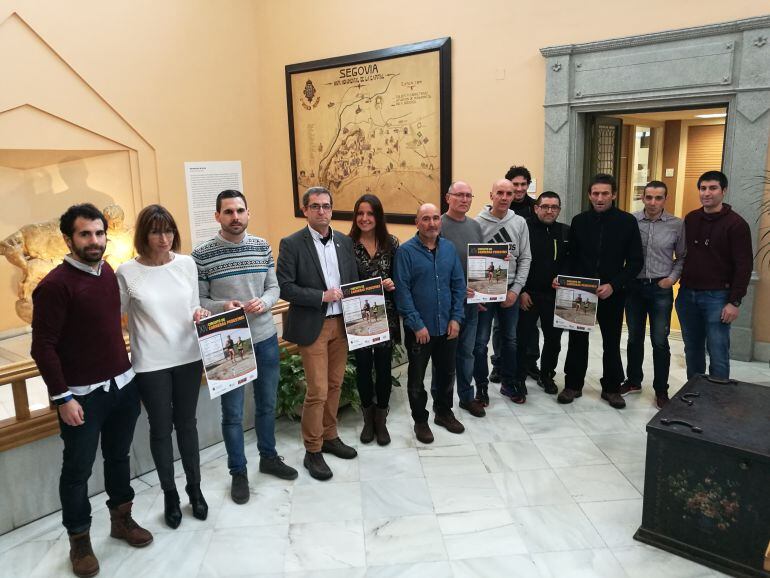 Los representantes de los municipios organizadores del ciclo de carreras pedestres durante la presentación de estas pruebas populares