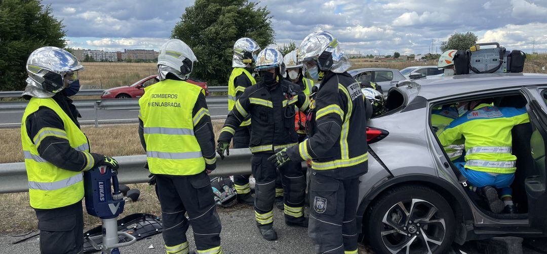 Los bomberos actuando en el lugar del accidente