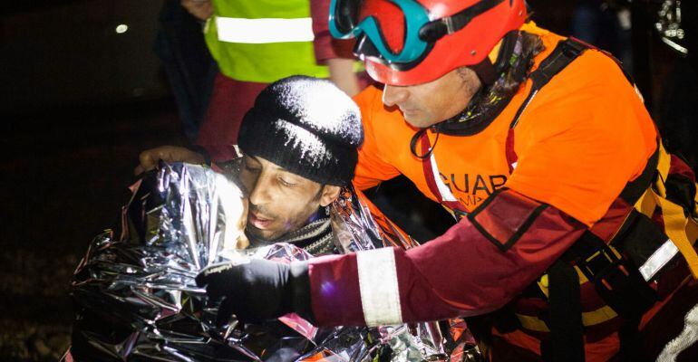 Bomberos Ayudan atendiendo a refugiados sirios en Grecia