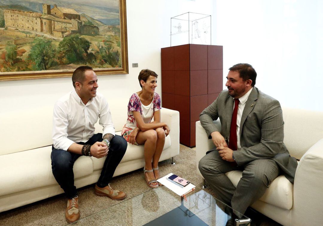 María Chivite y Ramón Alzorriz, en el despacho del presidente del Parlamento Unai Hualde. 