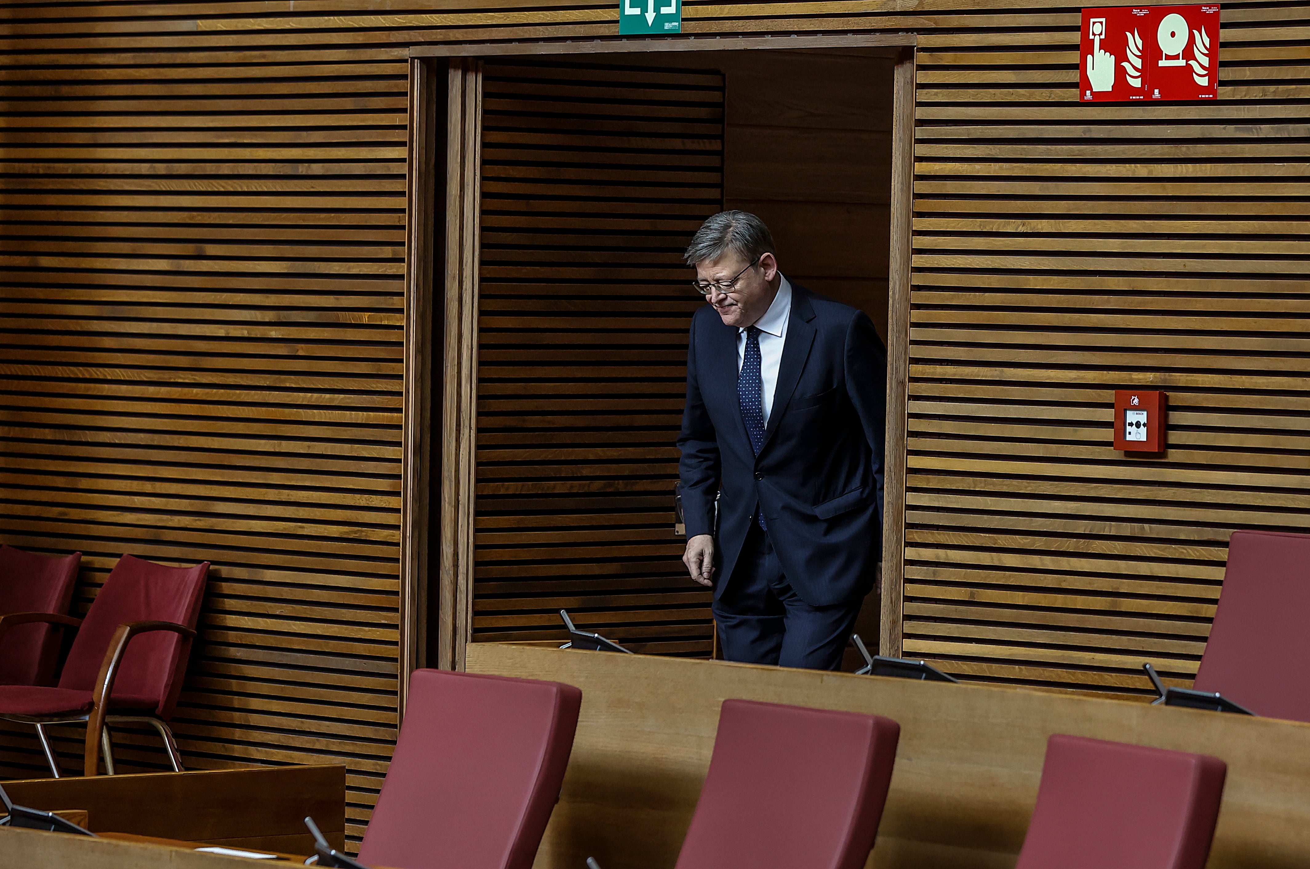 Ximo Puig, en la toma de posesión  de Carlos Mazón como president de la Generalitat en les Corts