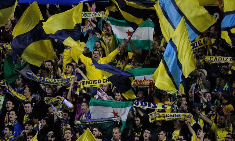 Los aficionados del Cádiz se mofaron ayer en el campo del error del Real Madrid al grito de "Benítez mira el Twitter"