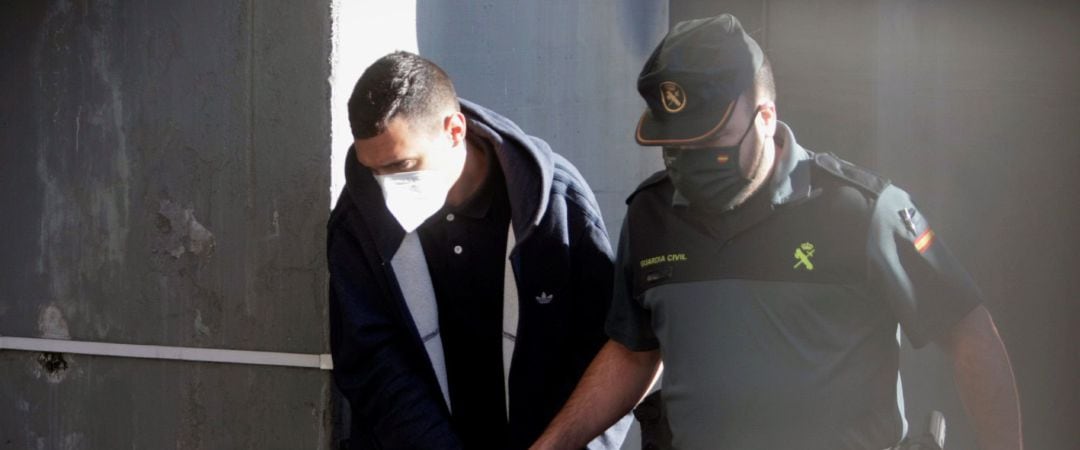Uno de los tres detenidos encarcelados por el crimen de Samuel Luiz es escoltado de camino al Juzgado de Instrucción número 8 de A Coruña para comparecer ante el juez, quien decidirá si procede ratificar la prisión provisional que se decretó para ellos, e