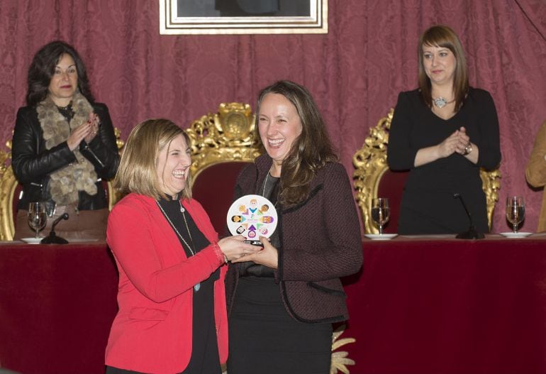 Irene García, presidenta de diputación, y  Macarena Gil, práctica portuaria, durante el acto del Día de la Mujer.