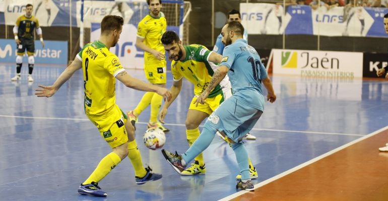 Varios jugadores del Jaén Paraíso Interior y del Movistar Inter se disputan el balón durante el partido.