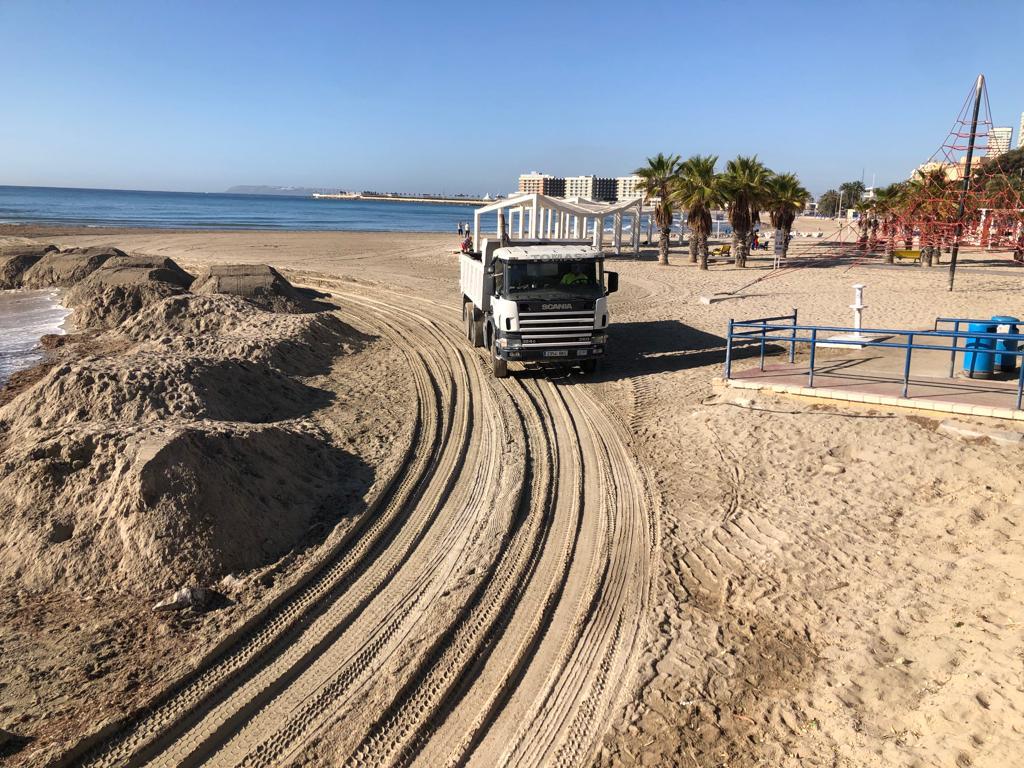 Imagen de archivo de la zona del Cocó, en la Playa del Postiguet, donde ha llegado una patera con ocho inmigrantes