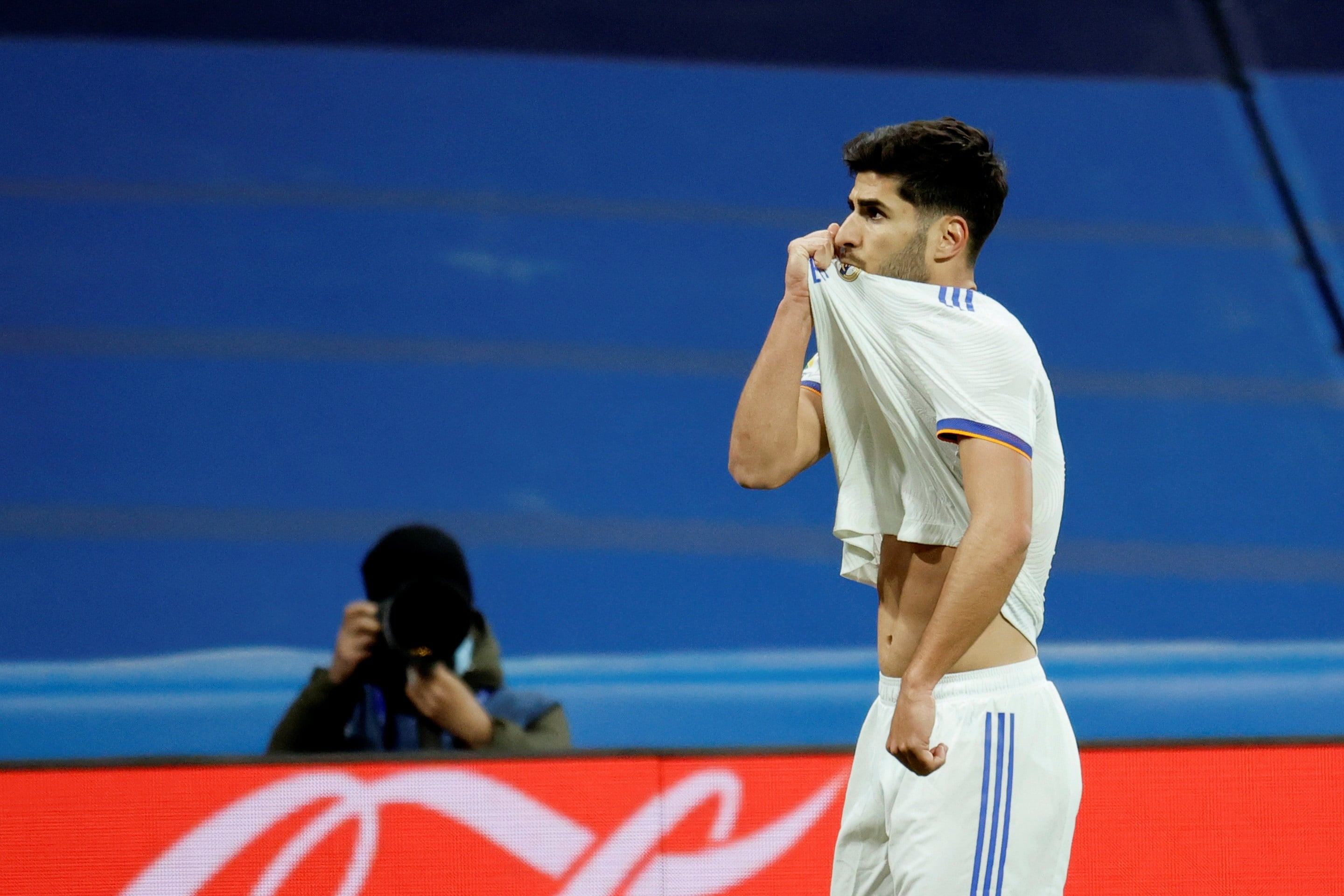 Asensio se besa el escudo, en la celebración de su gol