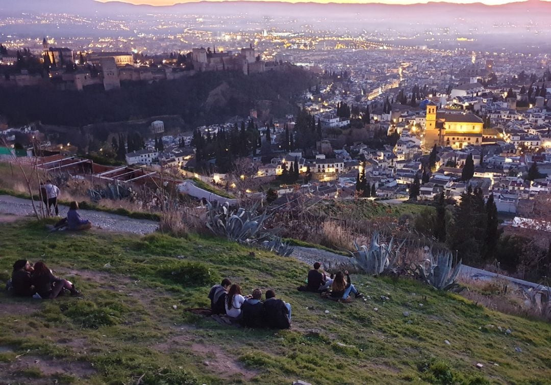 Una de las vistas turísticas de Granada más difundidas desde el mirador de San Miguel Alto con la Alhambra y el Albaicín como protagonistas