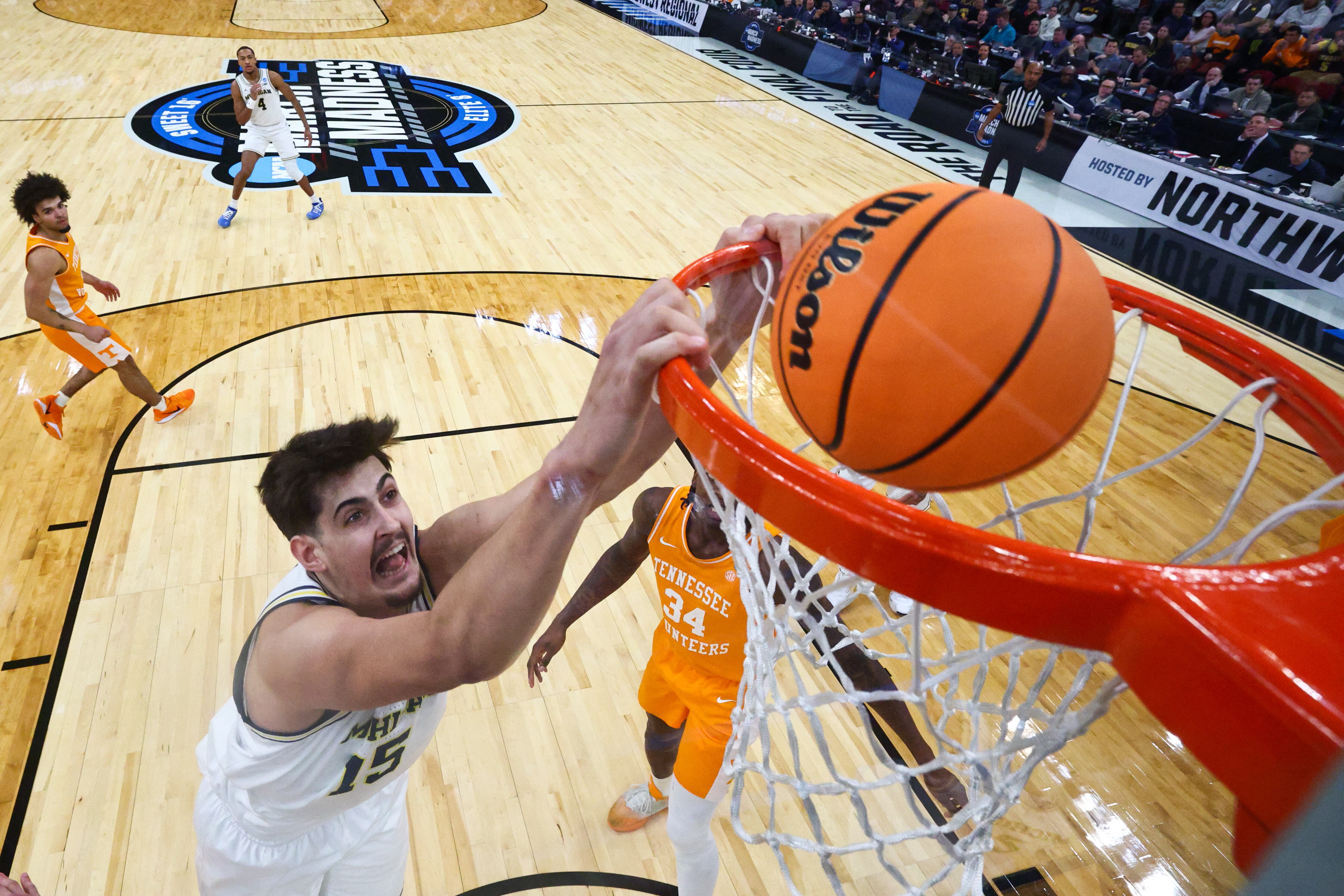 Aday Mara machaca la canasta en la victoria de los Michigan Wolverines sobre Tennessee Volunteers