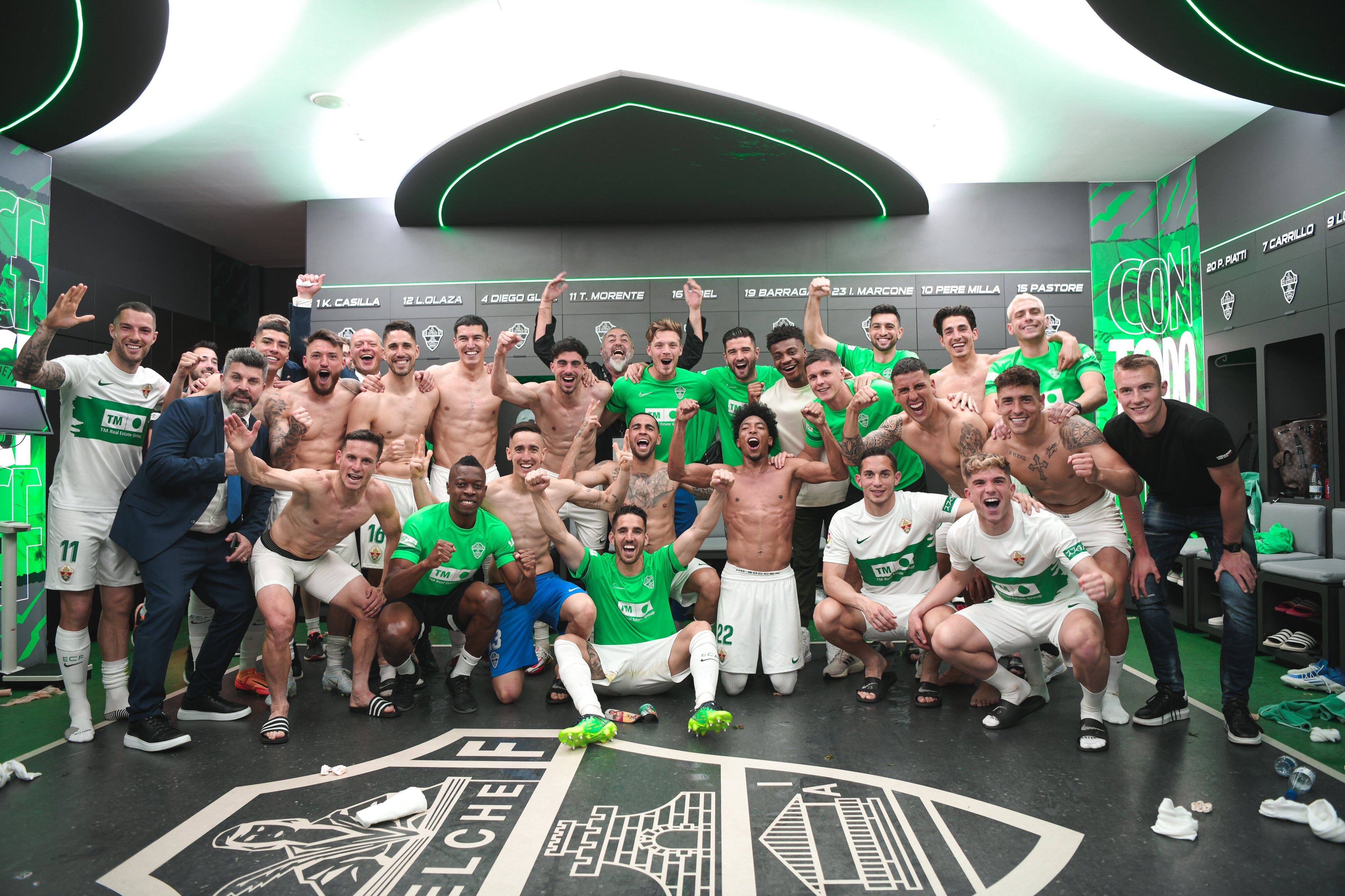 Los jugadores del Elche celebran junto al propietario Bragarnik la victoria ante el Mallorca