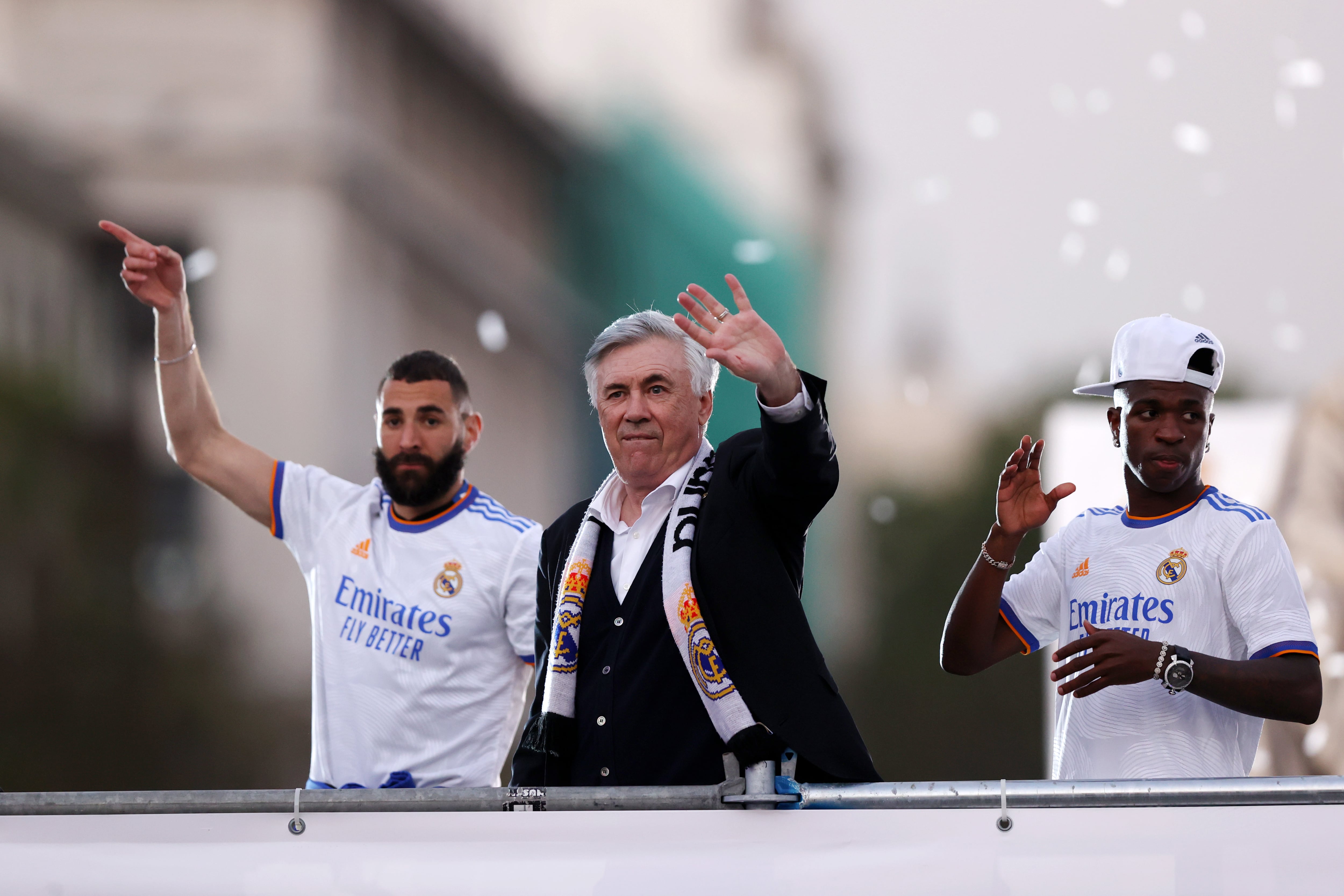 Ancelotti, con Benzema y Vinicius, en la celebración del título de liga del Real Madrid en La Cibeles, el pasado sábado.