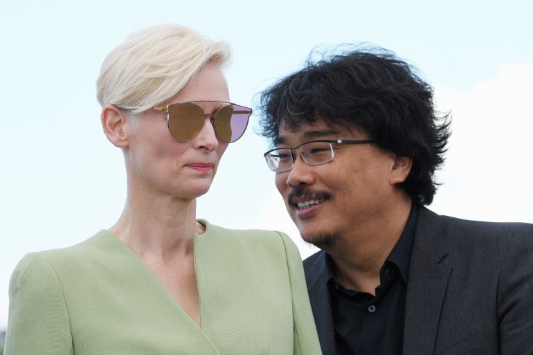 El director Bong Joon-Hon y la actriz Tilda Swinton, durante la presentación en &#039;Okja&#039;