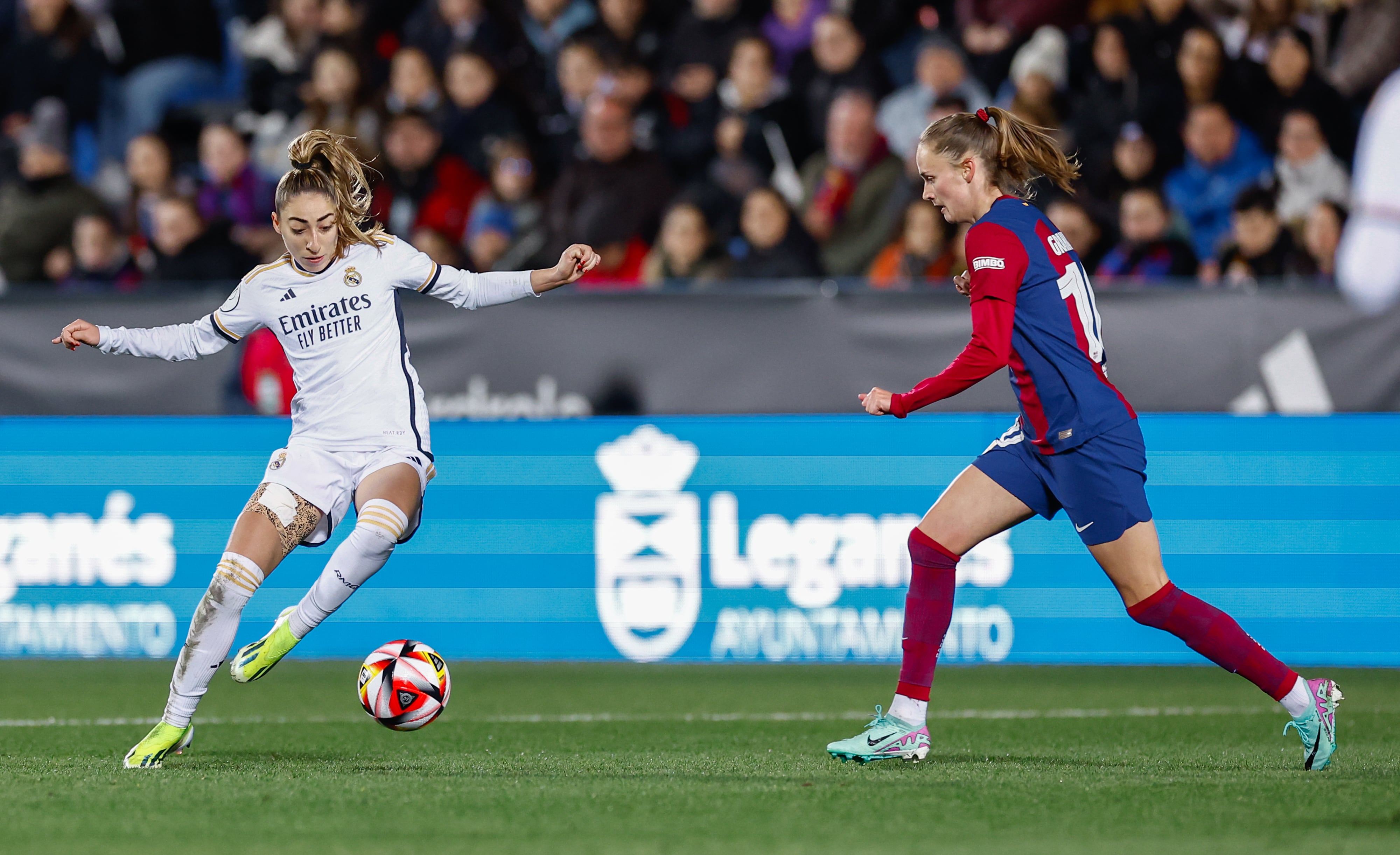 Olga Carmona (Real Madrid) y Graham Hansen (FC Barcelona) disputan un balón en una de las semifinales de la edición pasada en el Estadio Municipal de Butarque.