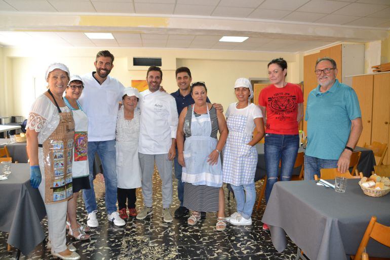 El chef Rafa Soler con los voluntarios que están al frente del Comedor Social de Dénia. 