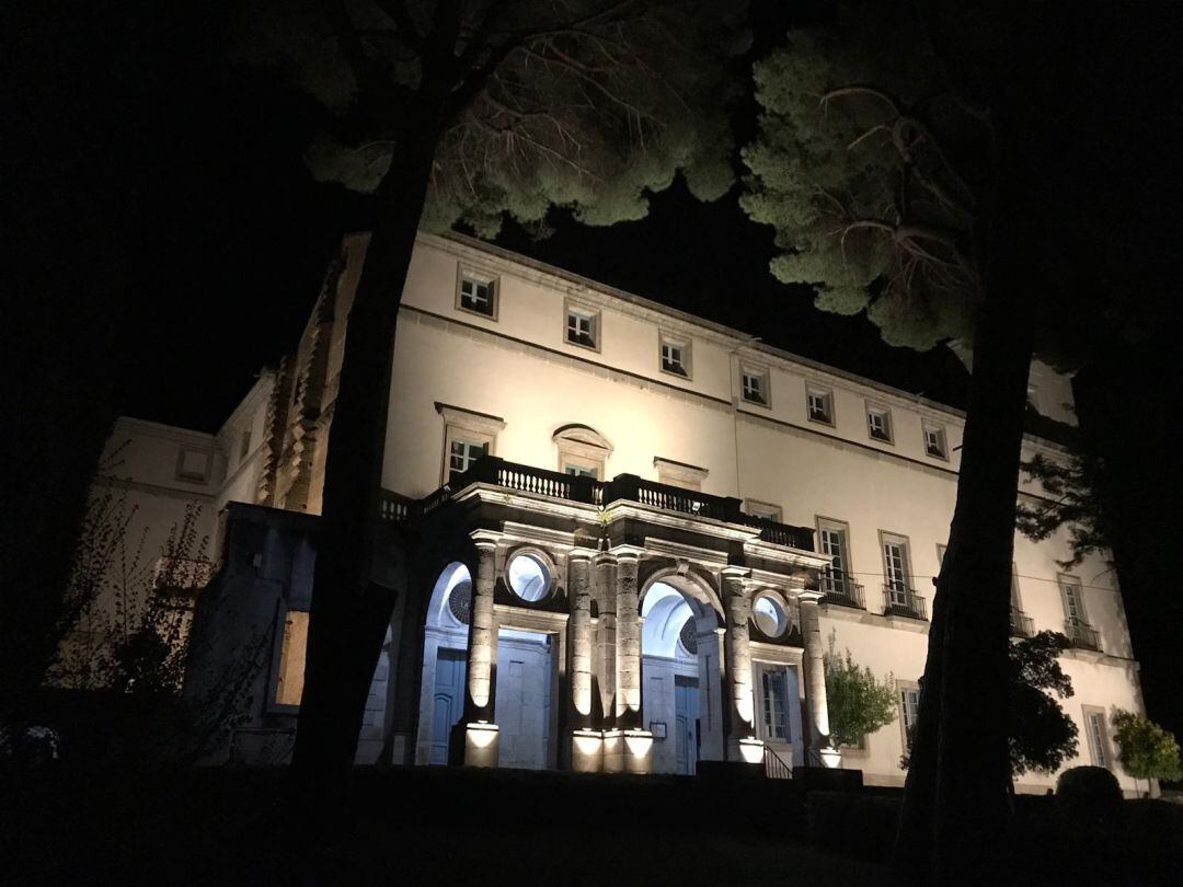 El Palacio de la Mosquera ya luce con su nueva iluminación