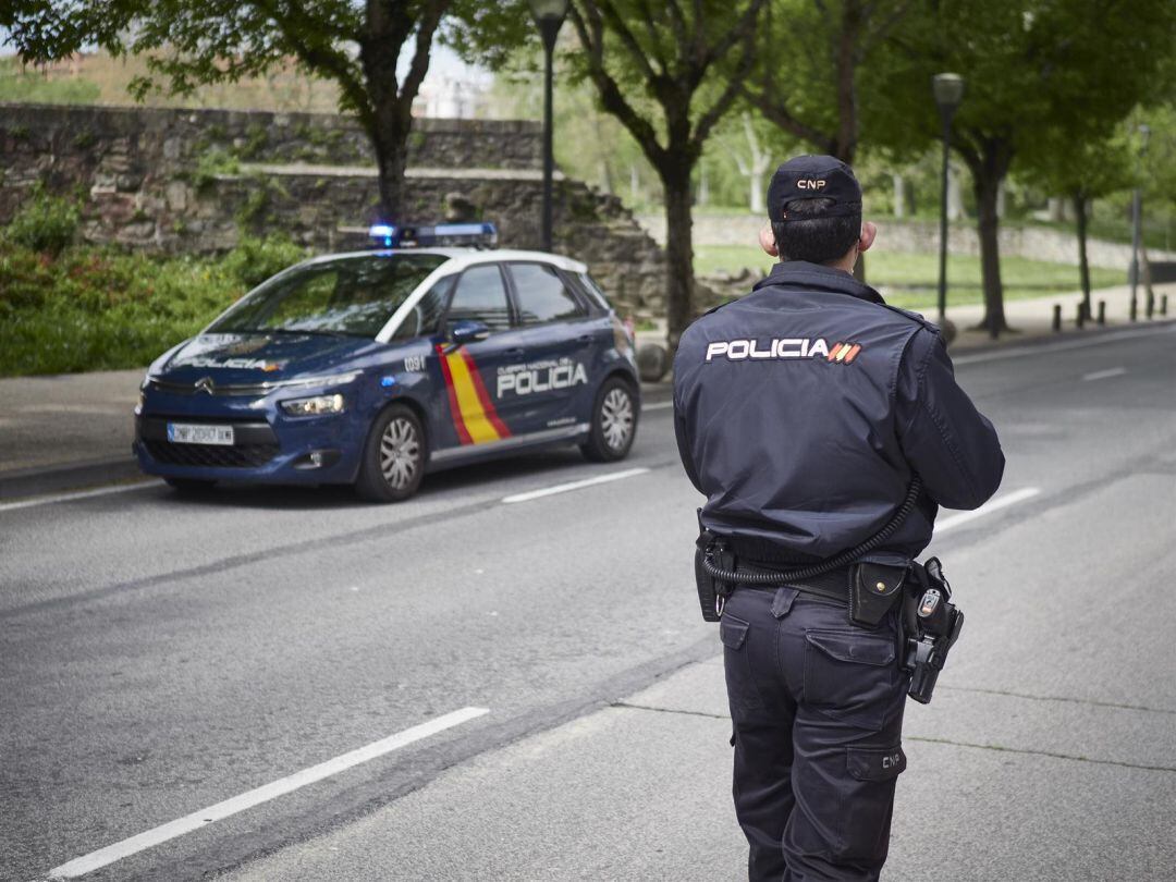 Un agente de la Policía Nacional