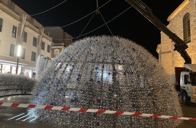 Imagen del montaje de la gran bola navideña de Valdepeñas