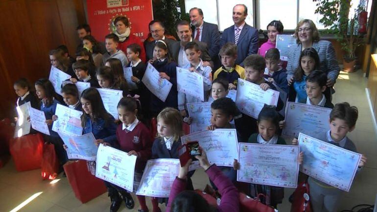 Entrega de diplomas a todos los niños y niñas ganadores del concurso de pintura infantil.