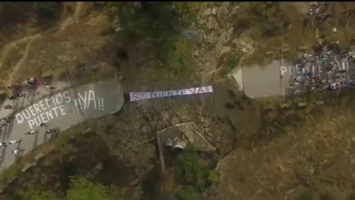 Imágen aéra de la protesta donde estaba el puente