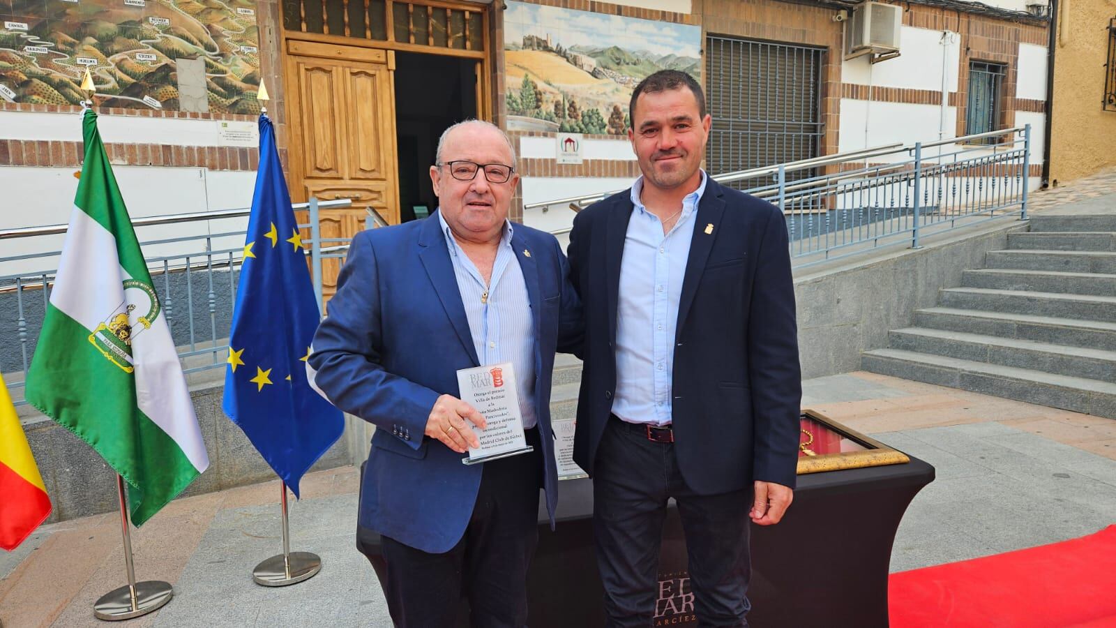 El presidente de la Peña Madridista &#039;Los Panciverdes&#039;, Alfonso Rodríguez, recibe el reconocimiento &#039;Villa de Bedmar&#039;, de mano del concejal Gregorio Quesada