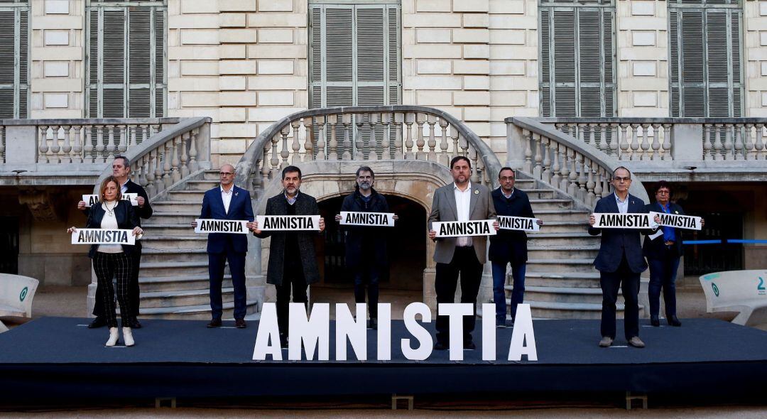 Los presos del procés: Oriol Junqueras (4d), Jordi Sànchez (4i), Jordi Cuixart (c), Raül Romeva (3i), Josep Rull (3d), Joaquim Forn (i), Jordi Turull (2d), Carme Forcadell (2i) y Dolors Bassa (d), durante la lectura de la declaración conjunta por la amnistía