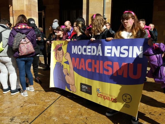 Jóvenes participando en la concentración, en Oviedo