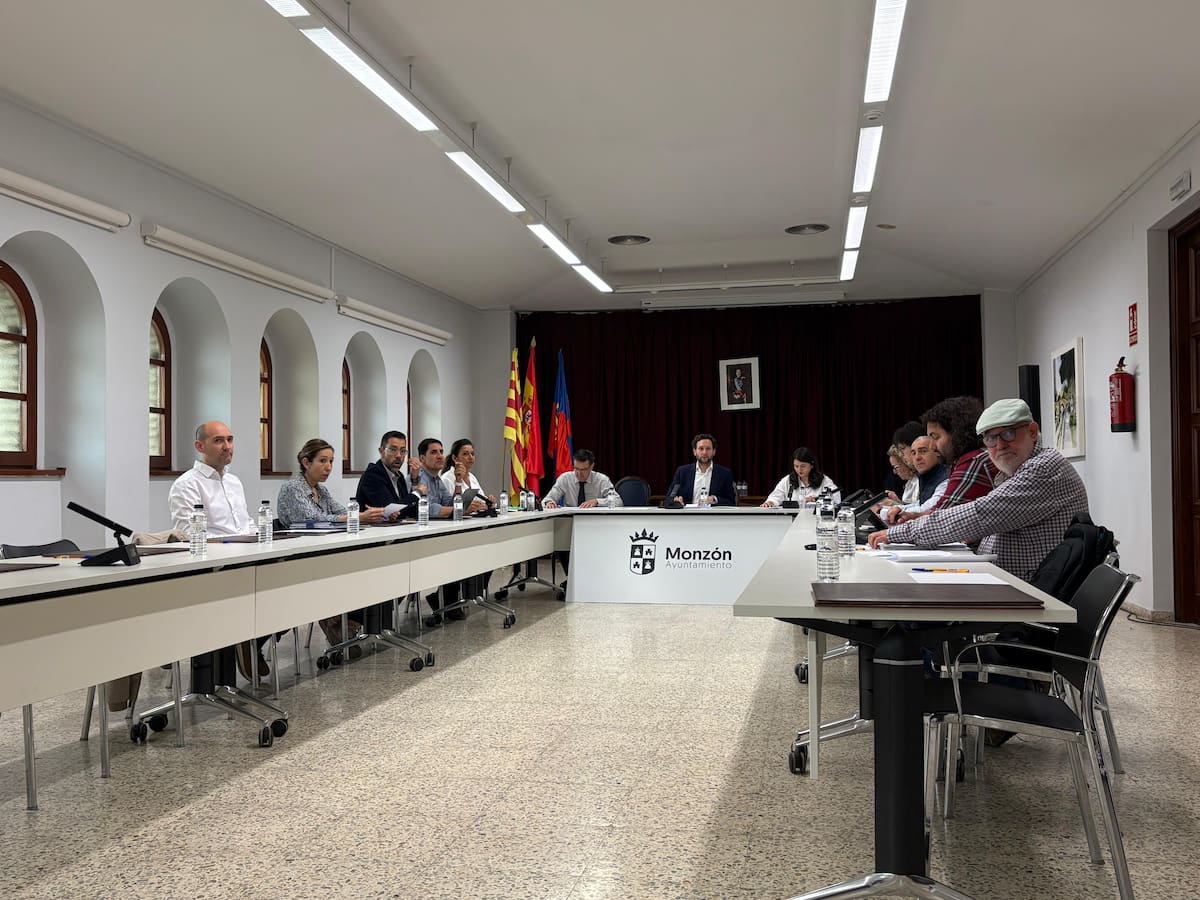 Pacientes y plataformas denuncian en el pleno de Monzón los graves retrasos y la falta de especialistas en el Hospital de Barbastro