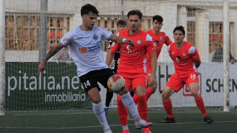 Jorge García controla el balón durante el partido ante el Soneja, en el que el Ontinyent 1931 consiguió una nueva victoria