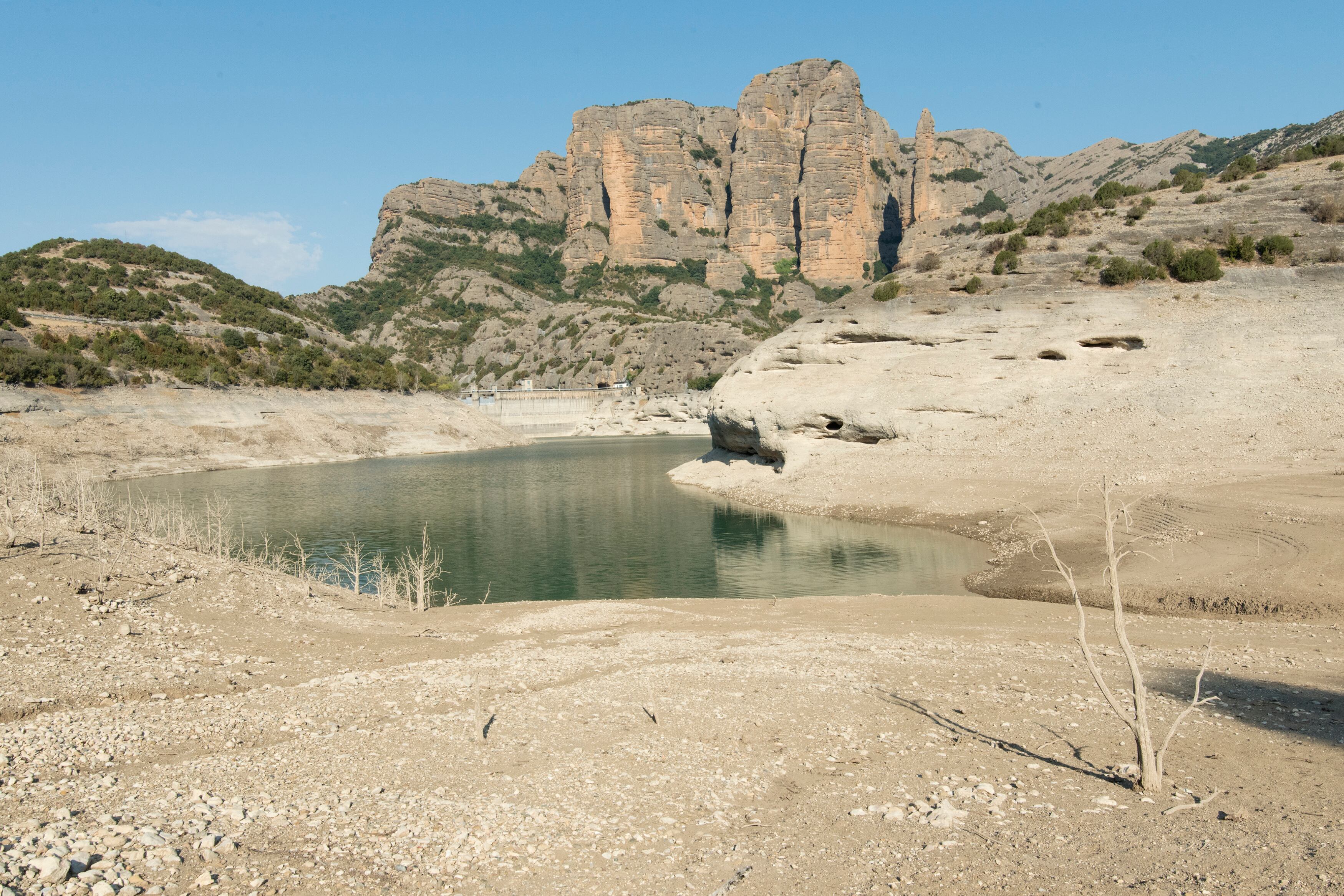 Nivel del pantano de Vadiello, principal fuente de suministro de agua de Huesca, que se encuentra al 28 por ciento. La sequía fuerza a autonomías y municipios a restringir el consumo de agua.