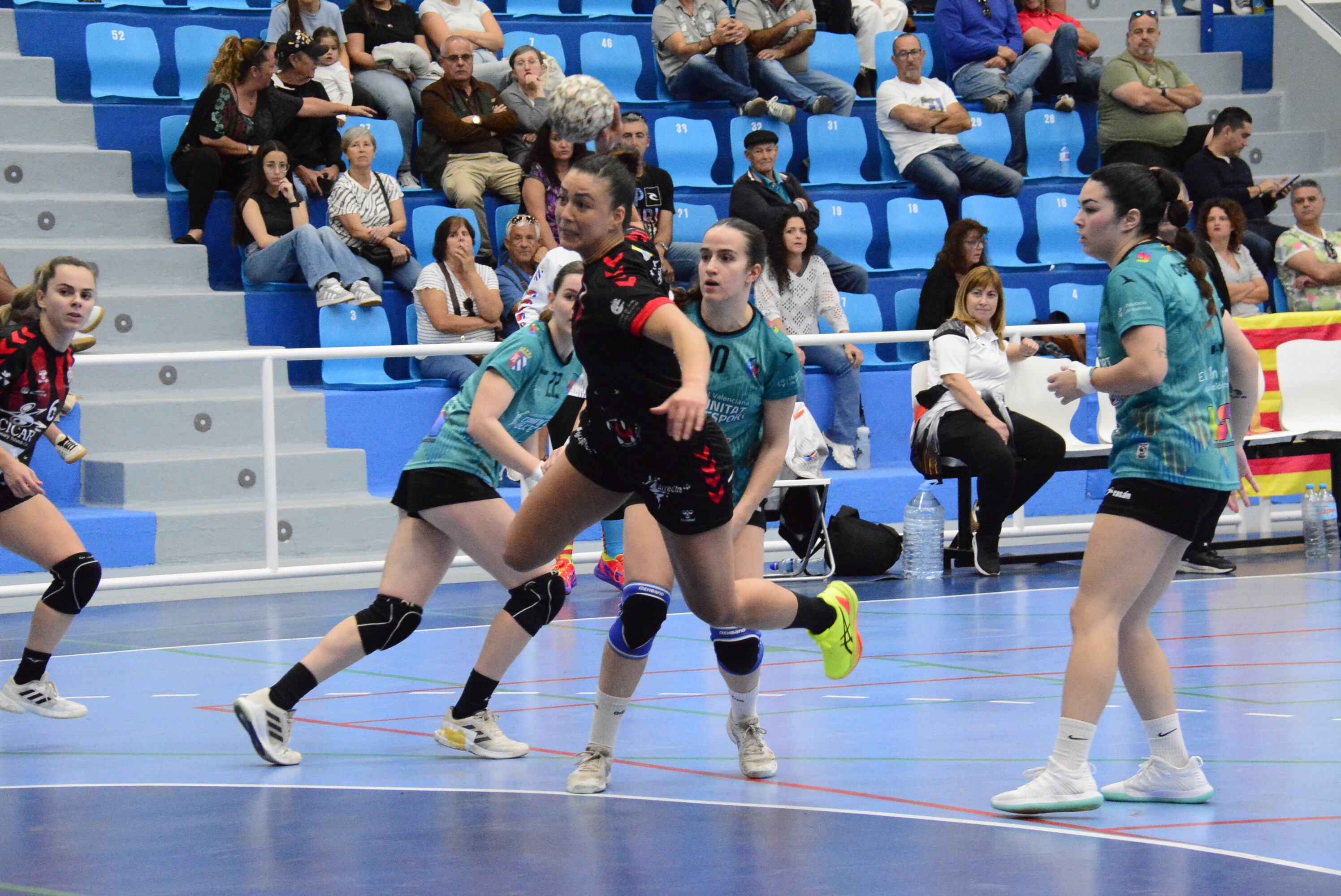 La extremo brasileña Thais Fermo en un partido del CICAR Lanzarote Ciudad de Arrecife.