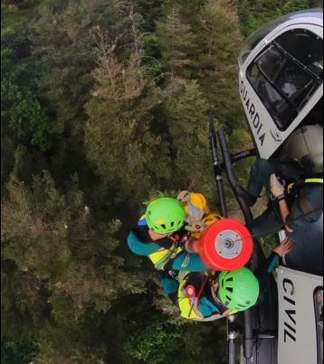 Un momento del rescate del barranquista fallecido