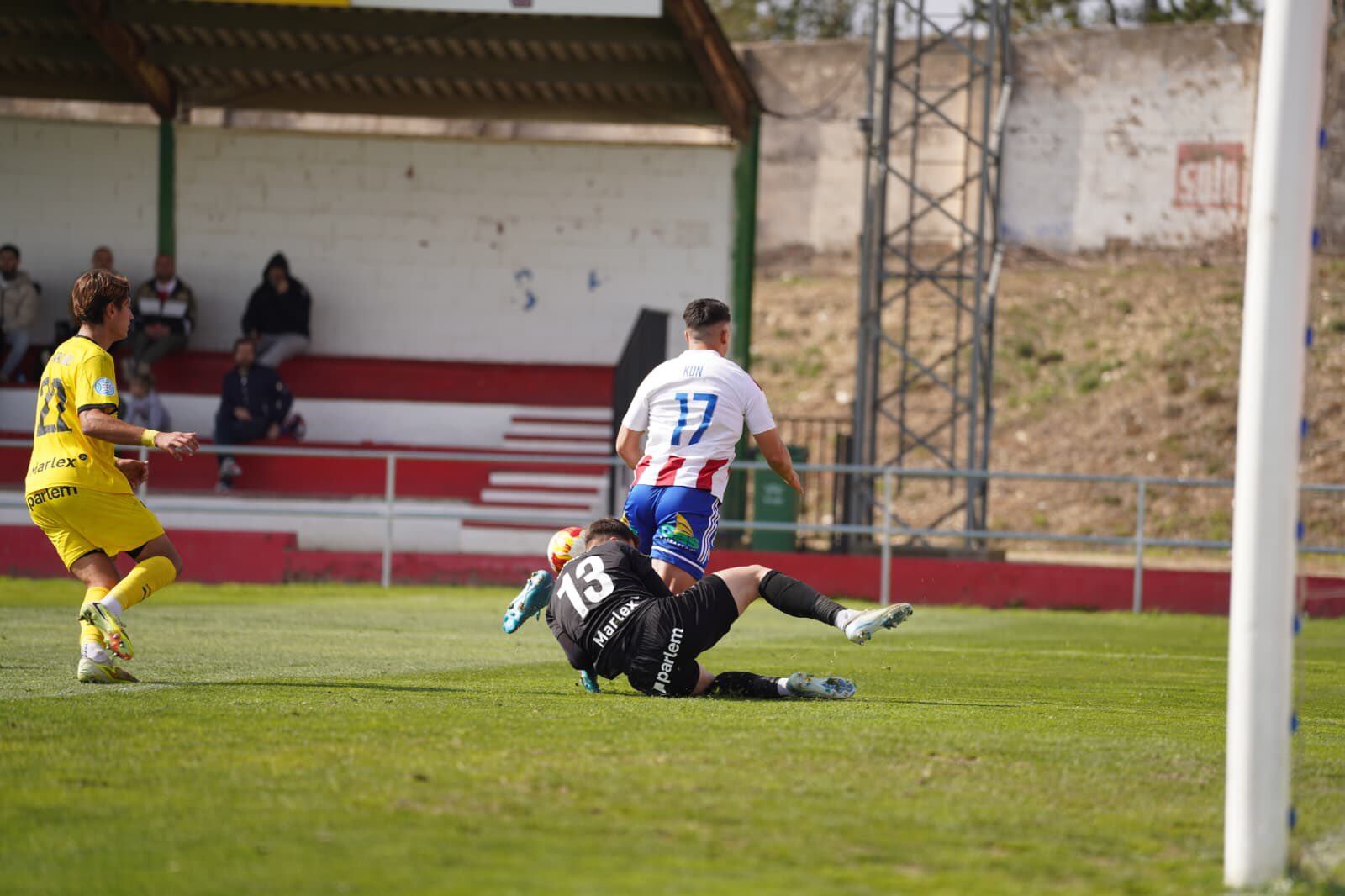 El colegiado no quiso saber nada en esta acción sobre el Kun que pudo ser penalti para el Barbastro