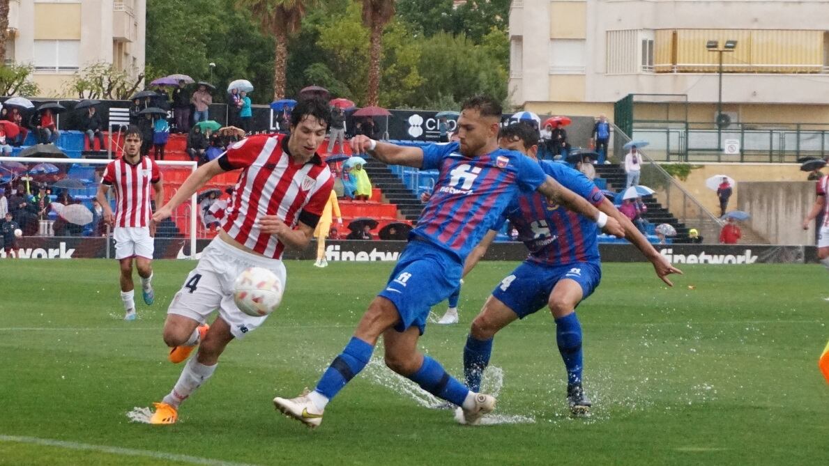 El partido se jugó sobre un terreno de juego encharcado