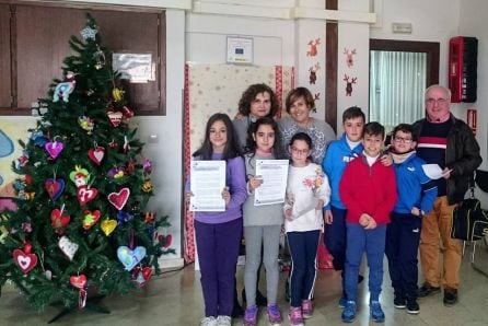 Grupo de alumnas y alumnos, profesora y técnica del CMIM, en la actividad de cuenta cuentos en el colegio Dr. Fleming