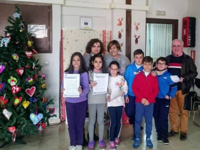Grupo de alumnas y alumnos, profesora y técnica del CMIM, en la actividad de cuenta cuentos en el colegio Dr. Fleming